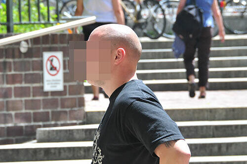 Neo-Nazi Karl-Heinz S. (29) vor dem Justizzentrum.