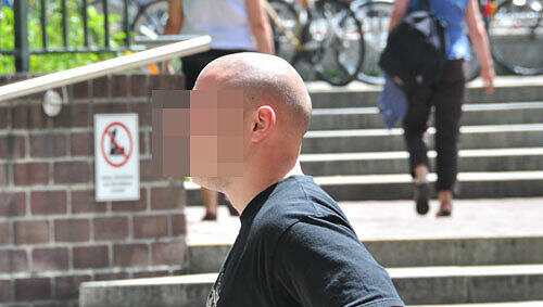 Neo-Nazi Karl-Heinz S. (29) vor dem Justizzentrum. Neo-Nazi Karl-Heinz S. (29) vor dem Justizzentrum.