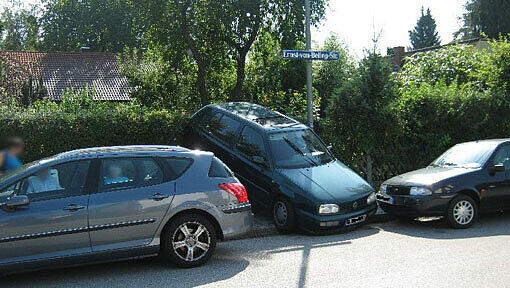 Der grüne VW Golf "parkt" rückwärts an einem Zaun. Der grüne VW Golf "parkt" rückwärts an einem Zaun.