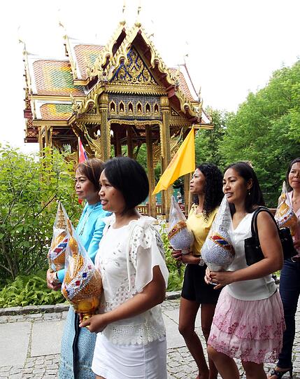 Bayerische Fahnen und buddhistische Mönche: Das Khao Pansa-Fest brachte asiatisches Flair in den Westpark.