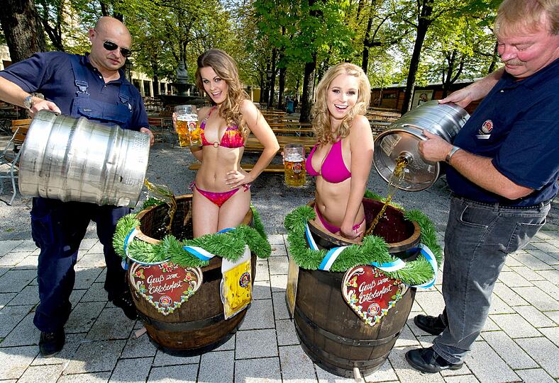 Heißer Bier-Duschen-Auftritt am Nockherberg: Wiesn-Playmate Kathrin Göppert und ihre Vorgängerin von 2007 Anna Scharl gießen sich gegenseitig kühlen Gerstensaft über die Luxus-Körper...