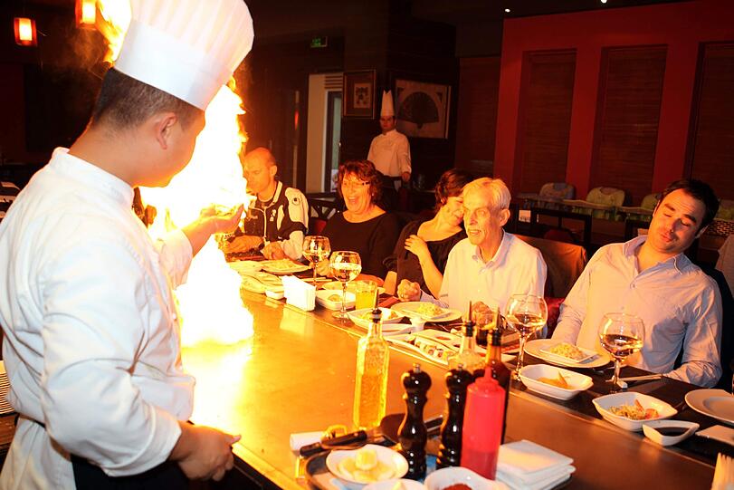 Show-Cooking: Die Löwen essen beim Japaner im Mannschaftshotel mit Fans zu Mittag.
