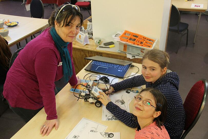 Mit dem "Lego Mindstorm" Roboter können die Teilnehmerinnen das Programmieren üben: Er kann Befehle via Bewegung, Ton, Berührung oder sogar Augenkontakt ausführen. Die passende Software ist leicht zu handhaben und mit vielen selbsterklärenden Symbolen ausgestattet. "Wir wollen vor allem Mädchen zeigen, dass Programmieren keine Hexerei ist", erklärt Stationsbetreuerin Silke Lücke vom Kinder-und Jugendtreff 2Club.