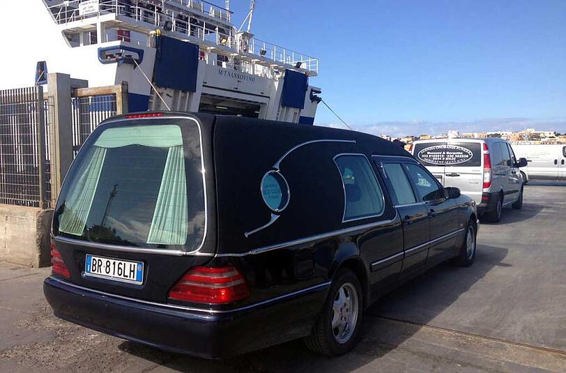 Traurige Routine in Lampedusa: Ein Leichenwagen wartet vor einem Schiff, um die Leiche eines ertrunkenen Flüchtlings aufzunehmen.