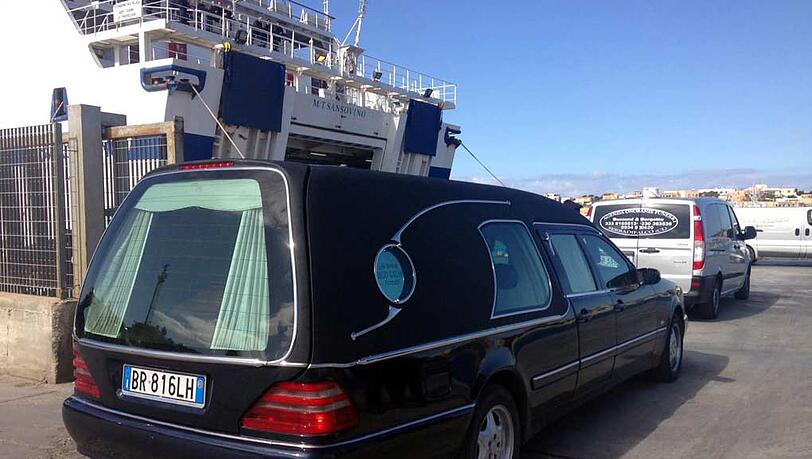 Traurige Routine in Lampedusa: Ein Leichenwagen wartet vor einem Schiff, um die Leiche eines ertrunkenen Flüchtlings aufzunehmen. Traurige Routine in Lampedusa: Ein Leichenwagen wartet vor einem Schiff, um die Leiche eines ertrunkenen Flüchtlings aufzunehmen.