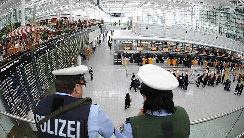 Am Flughafen München ist am Donnerstagmittag Phosphorsäure aus einem Koffer ausgelaufen (Symbolbild) Am Flughafen München ist am Donnerstagmittag Phosphorsäure aus einem Koffer ausgelaufen (Symbolbild)