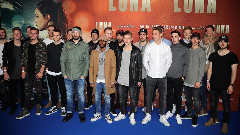 Erst kickte Ex-Löwe und Schauspieler Carlo Ljubek mit dem TSV 1860, danach besuchten die Sechzger die Kino-Premiere des Films "Luna" mit Ljubek.