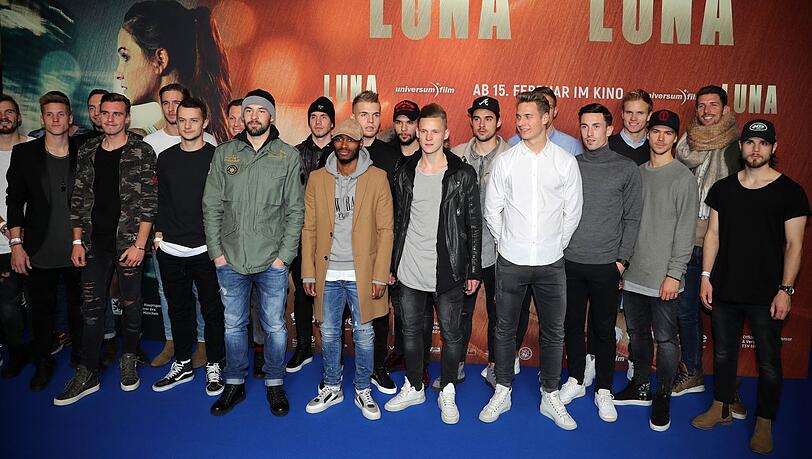 Erst kickte Ex-Löwe und Schauspieler Carlo Ljubek mit dem TSV 1860, danach besuchten die Sechzger die Kino-Premiere des Films "Luna" mit Ljubek. Erst kickte Ex-Löwe und Schauspieler Carlo Ljubek mit dem TSV 1860, danach besuchten die Sechzger die Kino-Premiere des Films "Luna" mit Ljubek.