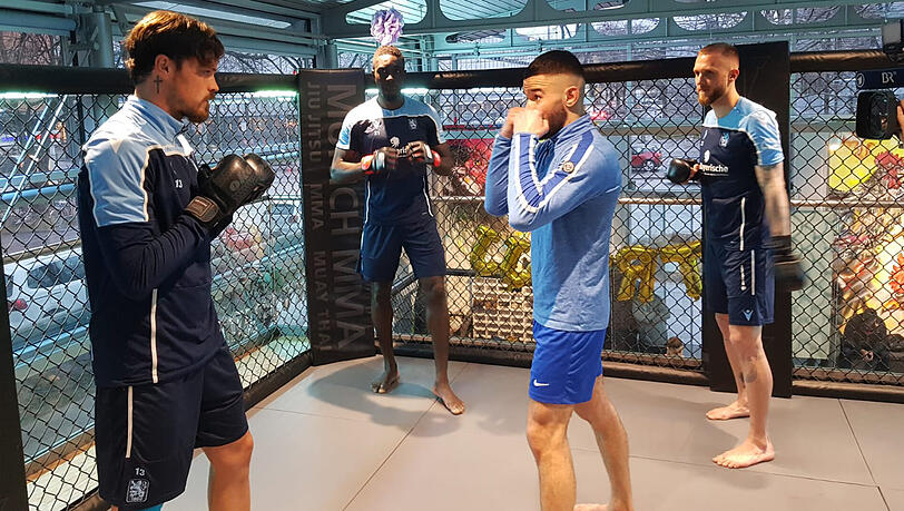 "Du musst immer auf der Hut sein", sagt Owusu nach dem MMA-Training mit Rieder, Erdmann und Profi Trabelsi. "Du musst immer auf der Hut sein", sagt Owusu nach dem MMA-Training mit Rieder, Erdmann und Profi Trabelsi.