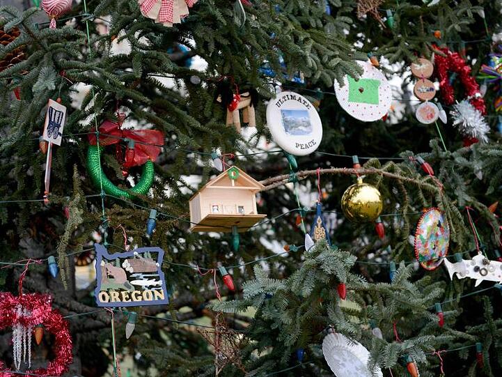 Zahlreiche Ornamente hängen am reich geschmückten Weihnachtsbaum vor dem Kapitol.