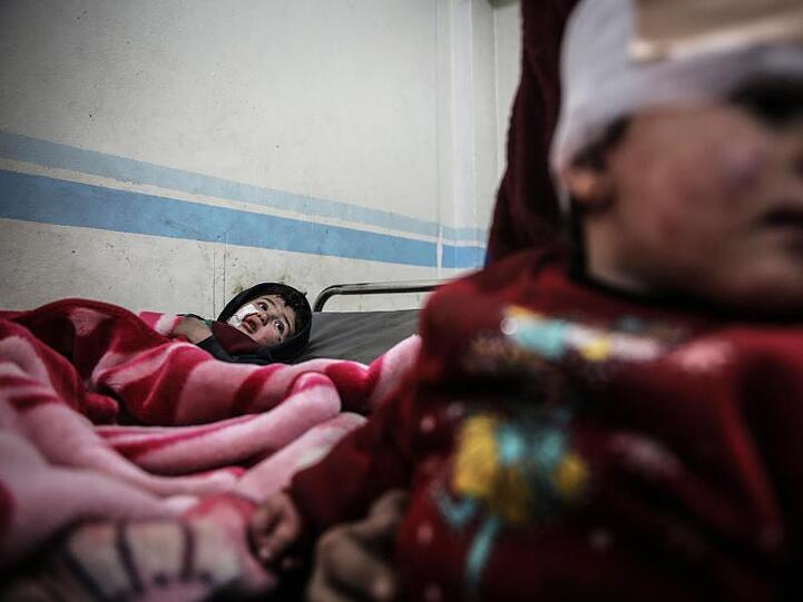 Verwundete syrische Kinder werden nach einem Luftangriff in Idlib behandelt.