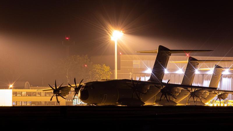 Transportflugzeuge vom Typ Airbus A400M der Luftwaffe stehen am Abend auf dem Fliegerhorst Wunstorf in der Region Hannover hinter einem Zaun.