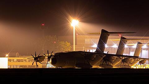 Transportflugzeuge vom Typ Airbus A400M der Luftwaffe stehen am Abend auf dem Fliegerhorst Wunstorf in der Region Hannover hinter einem Zaun.