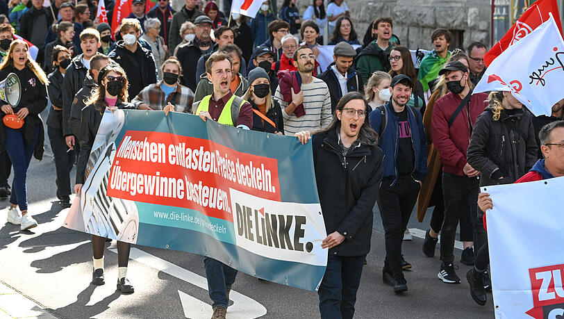 Demonstranten bei einer Demo gegen die steigenden Energiepreise in Halle. Der VdK beteiligt sich bisher nicht an den Protesten und setzt auf politische Gespräche.