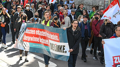Demonstranten bei einer Demo gegen die steigenden Energiepreise in Halle. Der VdK beteiligt sich bisher nicht an den Protesten und setzt auf politische Gespräche.