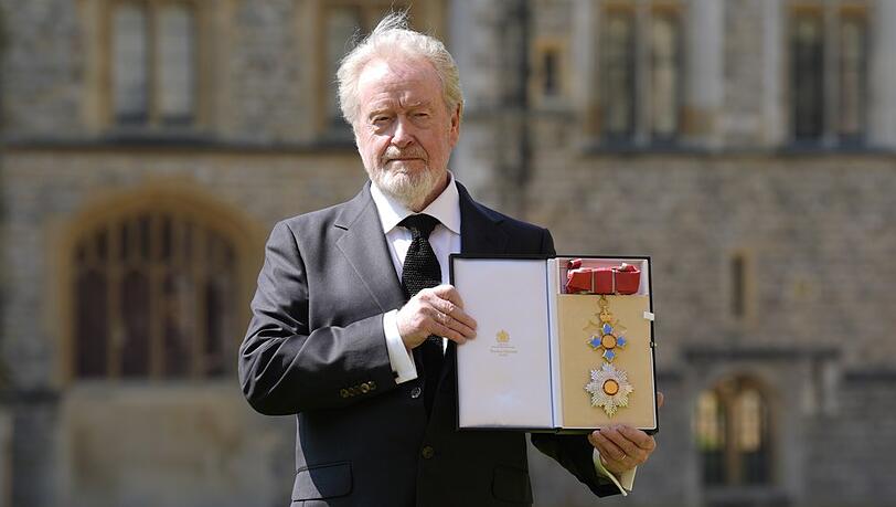 Ridley Scott mit seinem neuen Verdienstorden nach der Zeremonie auf Schloss Windsor.