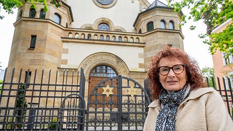Vor dem Portal der Synagoge will die Israelitische Kultusgemeinde Straubing-Niederbayern mit ihrer Vorsitzenden Anna Zisler an den ersten jüdischen Gottesdienst nach Kriegsende erinnern.