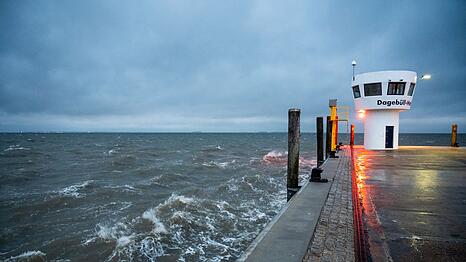 Der erste Herbststurm des Jahres zieht über die Nordsee.
