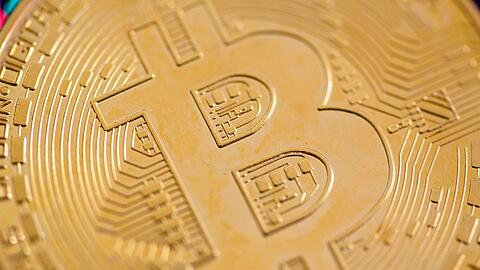 Der Kurs des Bitcoin ist unter 67.000 US-Dollar gefallen.