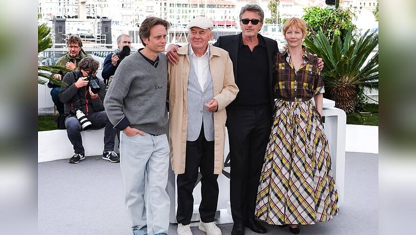 Fotocall für "Vaterland" in Cannes mit (v.l.): August Diehl, Hanns Zischler, Paweł Pawlikowski und Sandra Hüller. Fotocall für "Vaterland" in Cannes mit (v.l.): August Diehl, Hanns Zischler, Paweł Pawlikowski und Sandra Hüller.