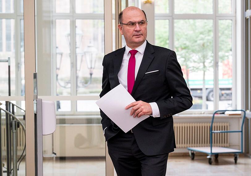 Der bayerische Finanzminister Albert Füracker (CSU) spricht von "erheblichen Anstrengungen, um die korrekte Besteuerung von Influencern und anderen Social-Media-Akteuren sicherzustellen". Der bayerische Finanzminister Albert Füracker (CSU) spricht von "erheblichen Anstrengungen, um die korrekte Besteuerung von Influencern und anderen Social-Media-Akteuren sicherzustellen".
