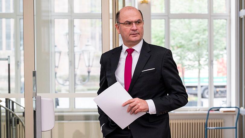 Der bayerische Finanzminister Albert Füracker (CSU) spricht von "erheblichen Anstrengungen, um die korrekte Besteuerung von Influencern und anderen Social-Media-Akteuren sicherzustellen". Der bayerische Finanzminister Albert Füracker (CSU) spricht von "erheblichen Anstrengungen, um die korrekte Besteuerung von Influencern und anderen Social-Media-Akteuren sicherzustellen".