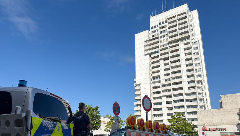 In einem Kieler Hochhaus haben Einsatzkräfte eine DNA-Reihenuntersuchung vorgenommen. In einem Kieler Hochhaus haben Einsatzkräfte eine DNA-Reihenuntersuchung vorgenommen.