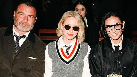 Liev Schreiber und Naomi Watts sa&szlig;en neben Demi Moore (r.) in der ersten Reihe.