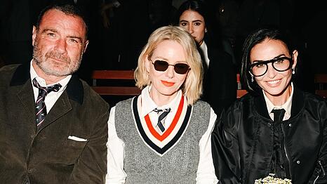 Liev Schreiber und Naomi Watts sa&szlig;en neben Demi Moore (r.) in der ersten Reihe.