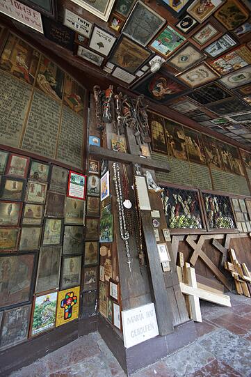 Im Kreuzgang der Gnadenkapelle. Rund 2000 Votivbilder sind im Rundgang um die Gnadenkapelle aufgehängt.