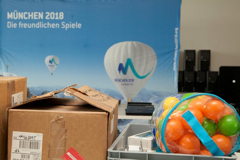 Nix war&rsquo;s mit den Olympischen Spielen 2018 in München: Jetzt wird das Mobiliar im Internet an die Meistbietenden verkauft.
