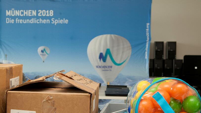 Nix war’s mit den Olympischen Spielen 2018 in München: Jetzt wird das Mobiliar im Internet an die Meistbietenden verkauft. Nix war’s mit den Olympischen Spielen 2018 in München: Jetzt wird das Mobiliar im Internet an die Meistbietenden verkauft.