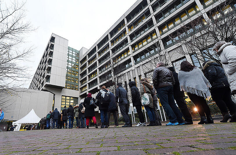 Lange Schlange vor dem Oberlandesgericht.