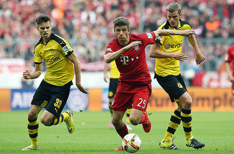 Das Hinspiel gewann der FC Bayern gegen Borussia Dortmund deutlich mit 5:1 - hier behauptet sich Thomas Müller gegen Julian Weigl (links) und Sven Bender (rechts).
