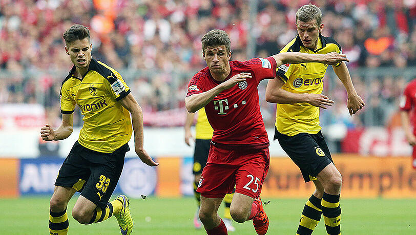 Das Hinspiel gewann der FC Bayern gegen Borussia Dortmund deutlich mit 5:1 - hier behauptet sich Thomas Müller gegen Julian Weigl (links) und Sven Bender (rechts). Das Hinspiel gewann der FC Bayern gegen Borussia Dortmund deutlich mit 5:1 - hier behauptet sich Thomas Müller gegen Julian Weigl (links) und Sven Bender (rechts).