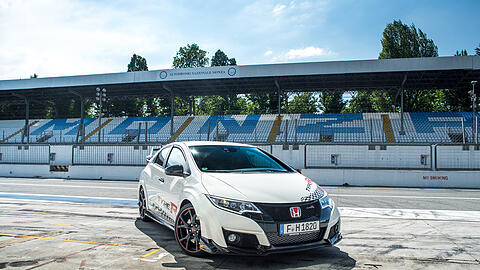 Im italienischen Monza pulverisiert der Civic Type R den Rundenrekord mit 2 Minuten und 15,16 Sekunden und ist ganze 20 Sekunden schneller als die bislang führende Giulietta.