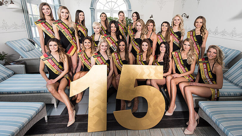 Die 21 Kandidatinnen zur Wahl der "Miss Germany" posieren im Europa-Park in Rust für den Fotografen. Am 18. Februar wird in Rust die "Miss Germany 2017" gewählt.