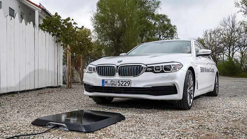 Zu erkennen ist der Hybrid-5er an den blauen Streben im Kühlergrill, den gleichfarbig lackierten Radnaben und den "i"-Symbolen an den Flanken. Das induktive Laden ist noch Zukunftsmusik.