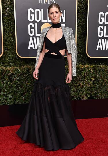 Top: Mit einem sehr strengen Outfit überzeigt Rosamunde Pike an diesem Abend.