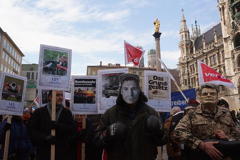 Rund 2500 Demonstranten protestieren gegen die Münchner Sicherheitskonferenz.
