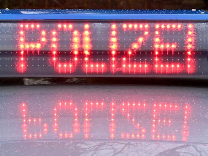 Die Leuchtschrift "Polizei" ist auf dem Dach eines Streifenwagens der Polizei zu sehen. Foto: Carsten Rehder/dpa/Archivbild