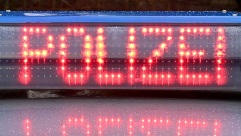 Die Leuchtschrift "Polizei" ist auf dem Dach eines Streifenwagens der Polizei zu sehen. Foto: Carsten Rehder/dpa/Archivbild Die Leuchtschrift "Polizei" ist auf dem Dach eines Streifenwagens der Polizei zu sehen. Foto: Carsten Rehder/dpa/Archivbild