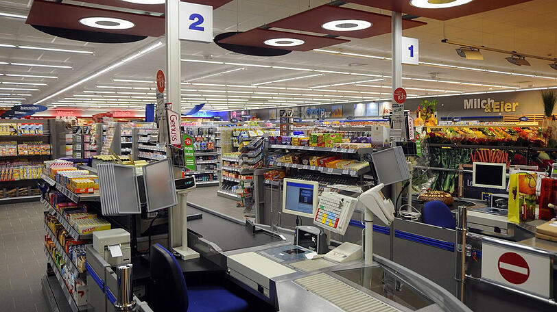 In einem Edekamarkt ging der Mann mit diversen Tabakwaren an der Kasse vorbei, ohne zu bezahlen.