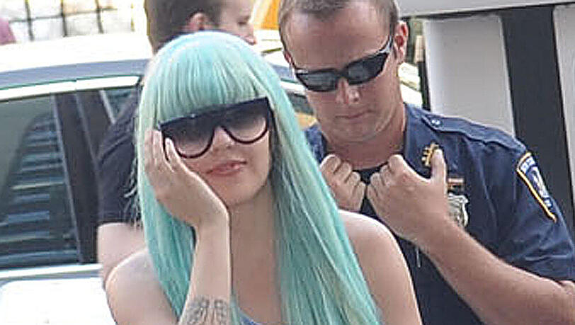 Amanda Bynes im Juni 2013 auf dem Weg ins Strafgericht von New York City Amanda Bynes im Juni 2013 auf dem Weg ins Strafgericht von New York City