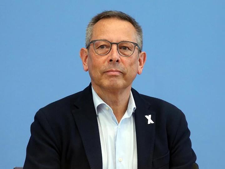 Missbrauchsbeauftragter Johannes-Wilhelm Rörig steht auf einem Podium. Foto: Wolfgang Kumm/dpa/Archivbild