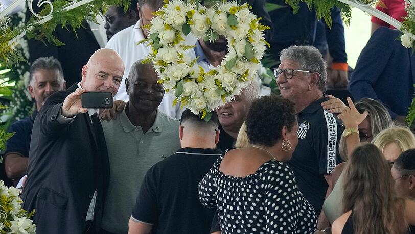FIFA-Präsident Gianni Infantino (l) sorgte mit dem Selfie während der Totenwache für Pelé für Aufsehen.