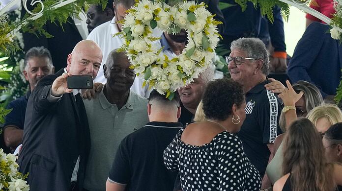 FIFA-Präsident Gianni Infantino (l) sorgte mit dem Selfie während der Totenwache für Pelé für Aufsehen.