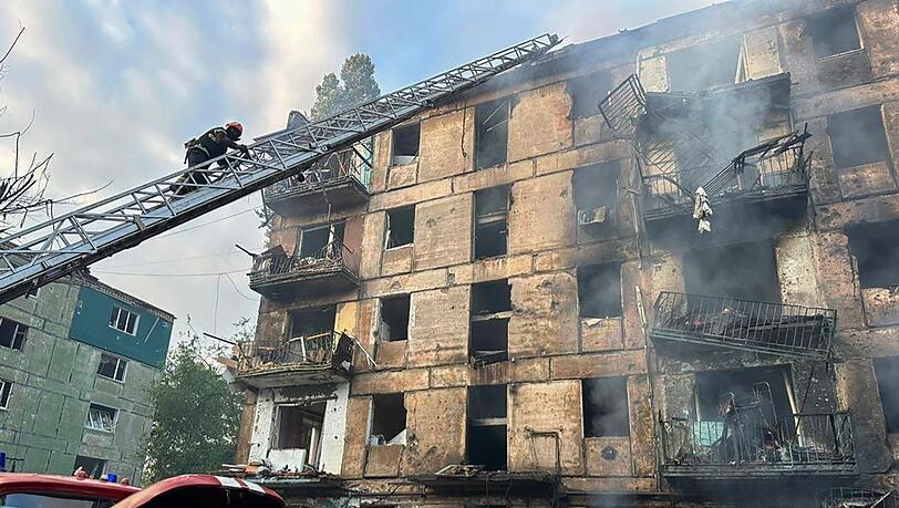 Feuerwehrleute im Einsatz, nachdem Raketen in ein mehrstöckiges Wohnhaus in Kryvyi Rih eingeschlagen sind.