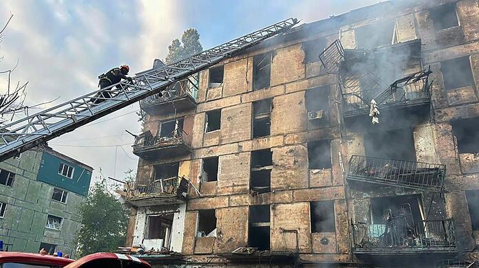 Feuerwehrleute im Einsatz, nachdem Raketen in ein mehrstöckiges Wohnhaus in Kryvyi Rih eingeschlagen sind.