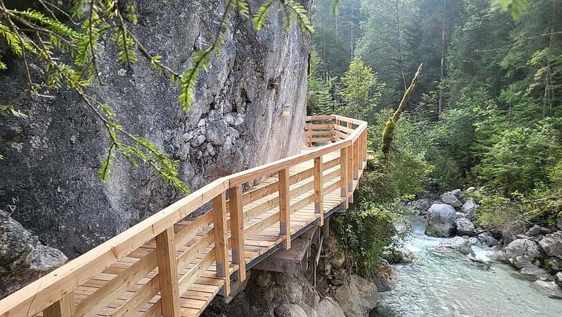 Entlang der wildrauschenden Ramsauer Ache geht es zwischen kleinen und großen Felsbrocken, Bäumen, Wurzeln und Pflanzen zum Hintersee.